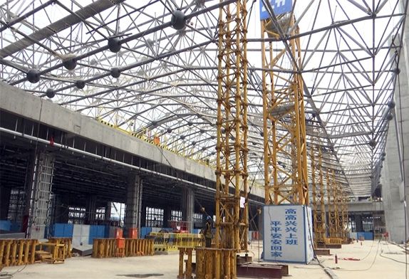 Steel structure space frame roof of high-speed railway station building
